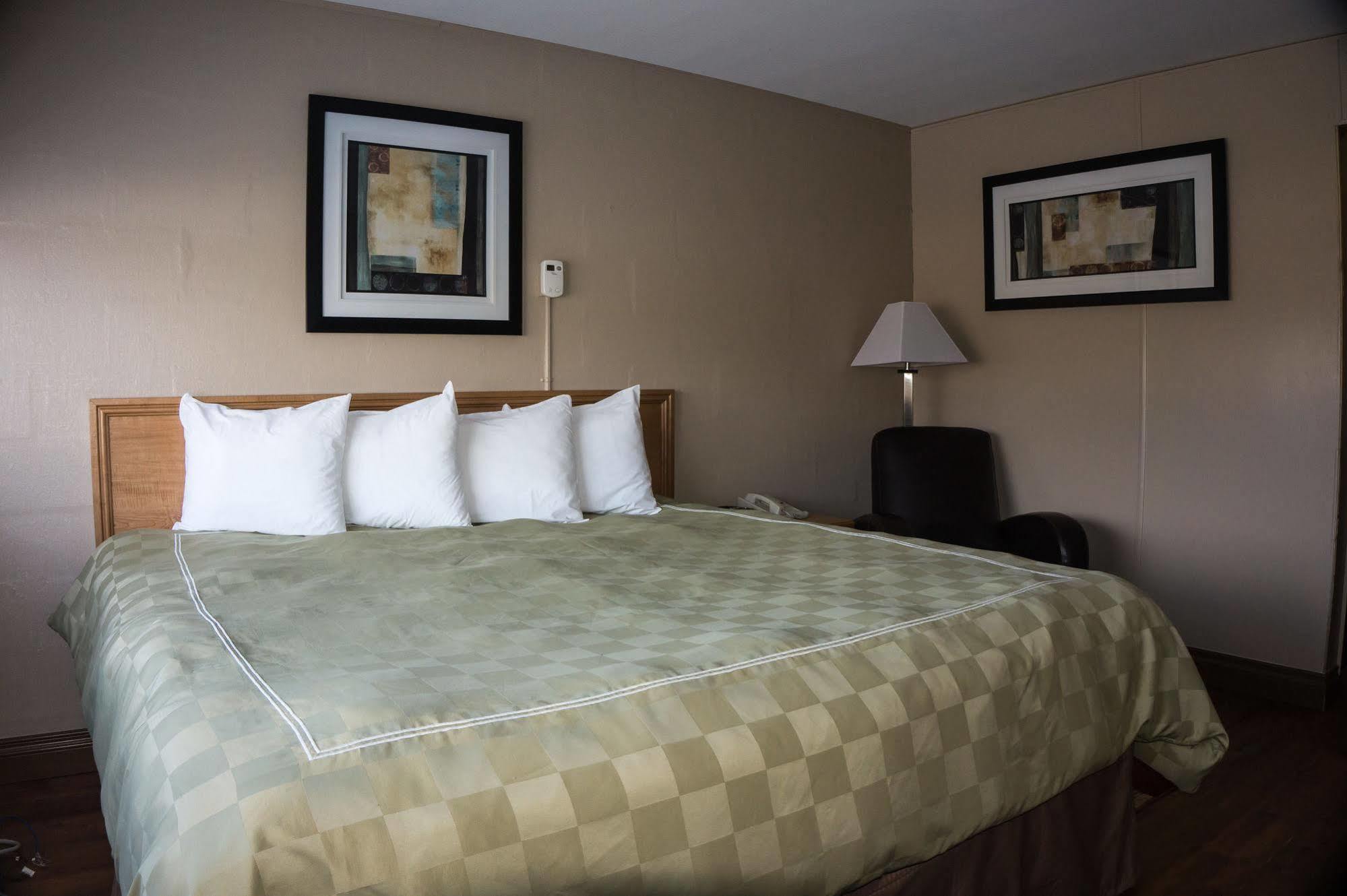 Balmer Hotel Red Lake Bagian luar foto